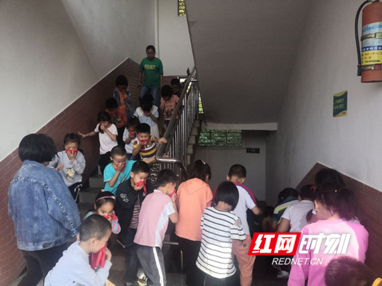 慈利县龙潭河镇中学：800师生消防演练大检阅