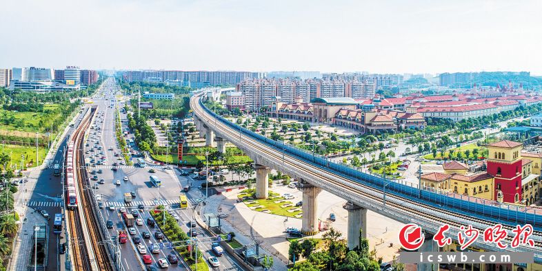 　　天心区南部，长株潭城际铁路与地铁1号线并驾齐驱。邹麟 摄