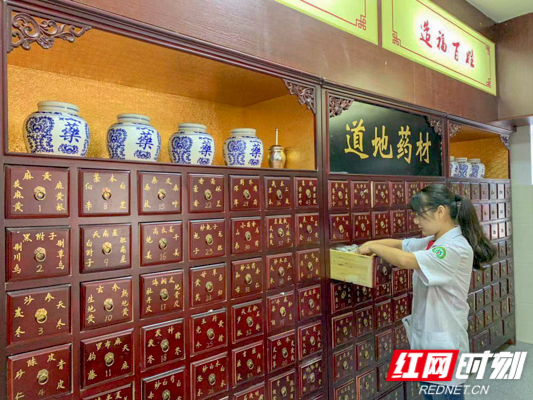 医护人员捡药.jpg