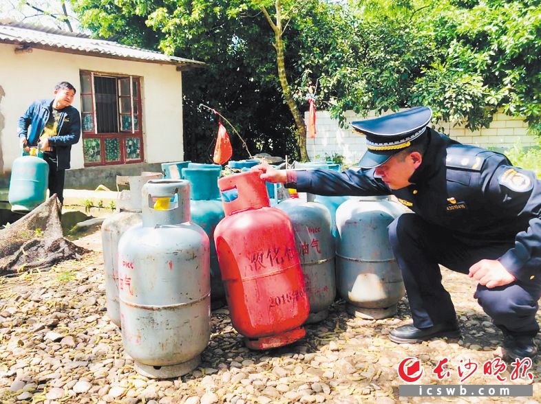 开福区在全面启动的热力燃气执法大整治中，仅在月湖街道马栏山社区就取缔7处液化气黑站点。李卓 摄