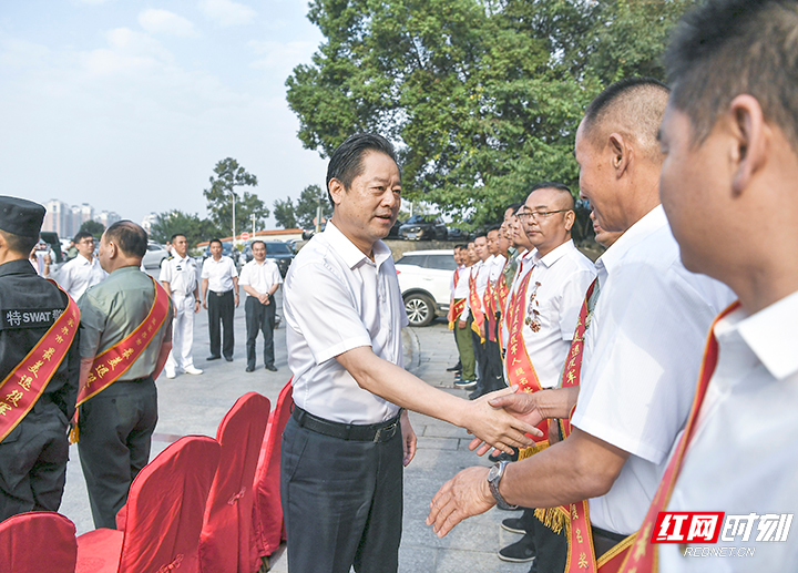 虢正贵会见“最美退役军人”