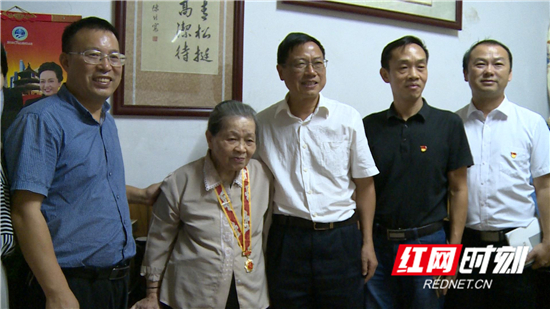 邱初开看望慰问党内关怀对象