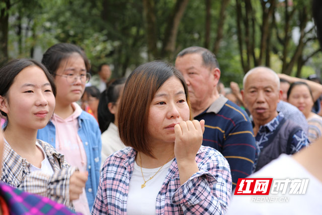 台上激情表演，台下热泪盈眶.JPG