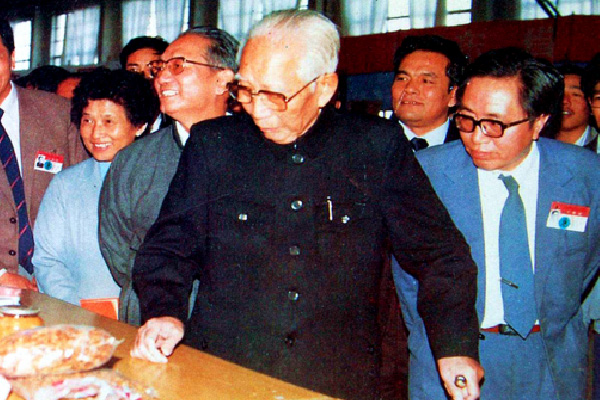 1987年10月初，王震将军在北京国际展览中心视察“第七次全国农垦产品展销会”湖南农垦展厅。