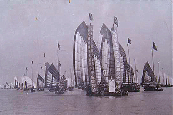 千帆竞发，军民团结携手向南湾湖进军。