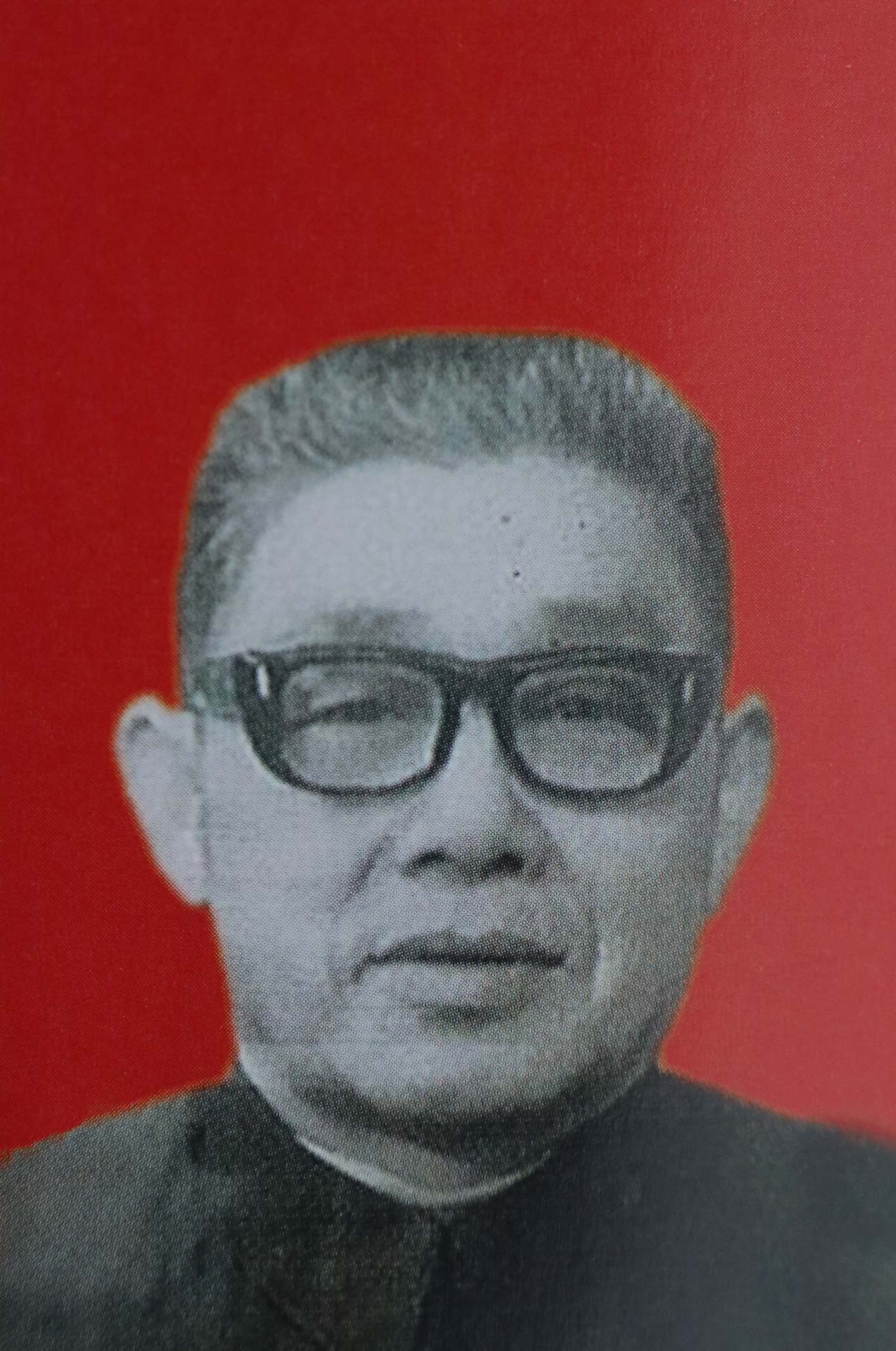 袁冬生，湖南沅江人，1960-1972 年千山红农场党委书记、场长，革委会副主任等。1972-1985 年，国营大通湖农场党委副书记、书记、调研员等职，1985 年退休。