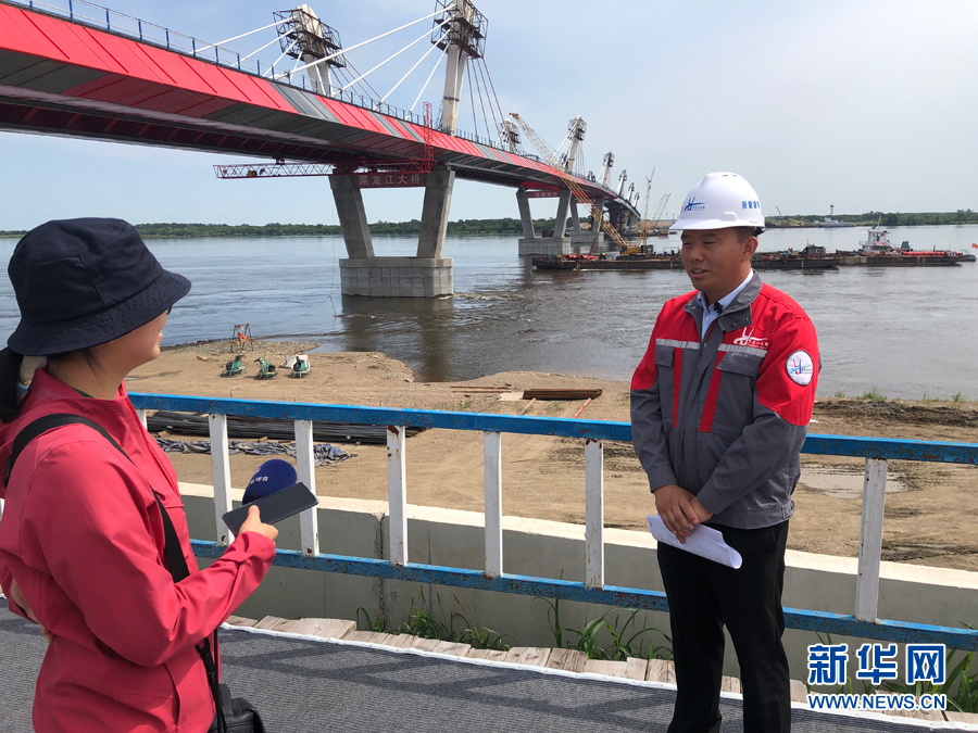 8月6日，“边疆党旗红”网络主题宣传活动走进黑龙江，在施工现场，大桥总工程师刘双接受媒体采访。