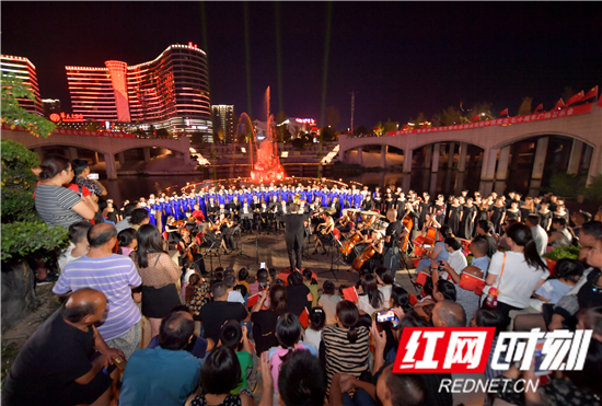 交响音乐会走进广场 市民深情同唱祝福祖国