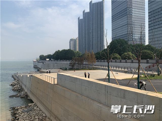 在经过1年紧张的施工后，湘江东岸防洪综合改造景观修复工程目前已全面完工始，全线筑起一道“铁壁铜墙”。全媒体记者 陈焕明 摄
