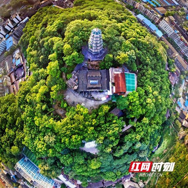 雪峰山脉耸峙西、北，中、东部为衡邵丘陵盆地，顺势向中、东部倾斜，呈向东北敞口的筲箕形。