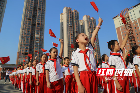 慈利县金慈实验小学：6000师生激情唱响《我和我的祖国》
