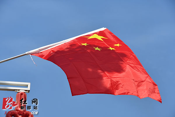 所有临街电子显示屏也都不停地播放“庆祝中华人民共和国成立70周年”的大红宣传标语。
