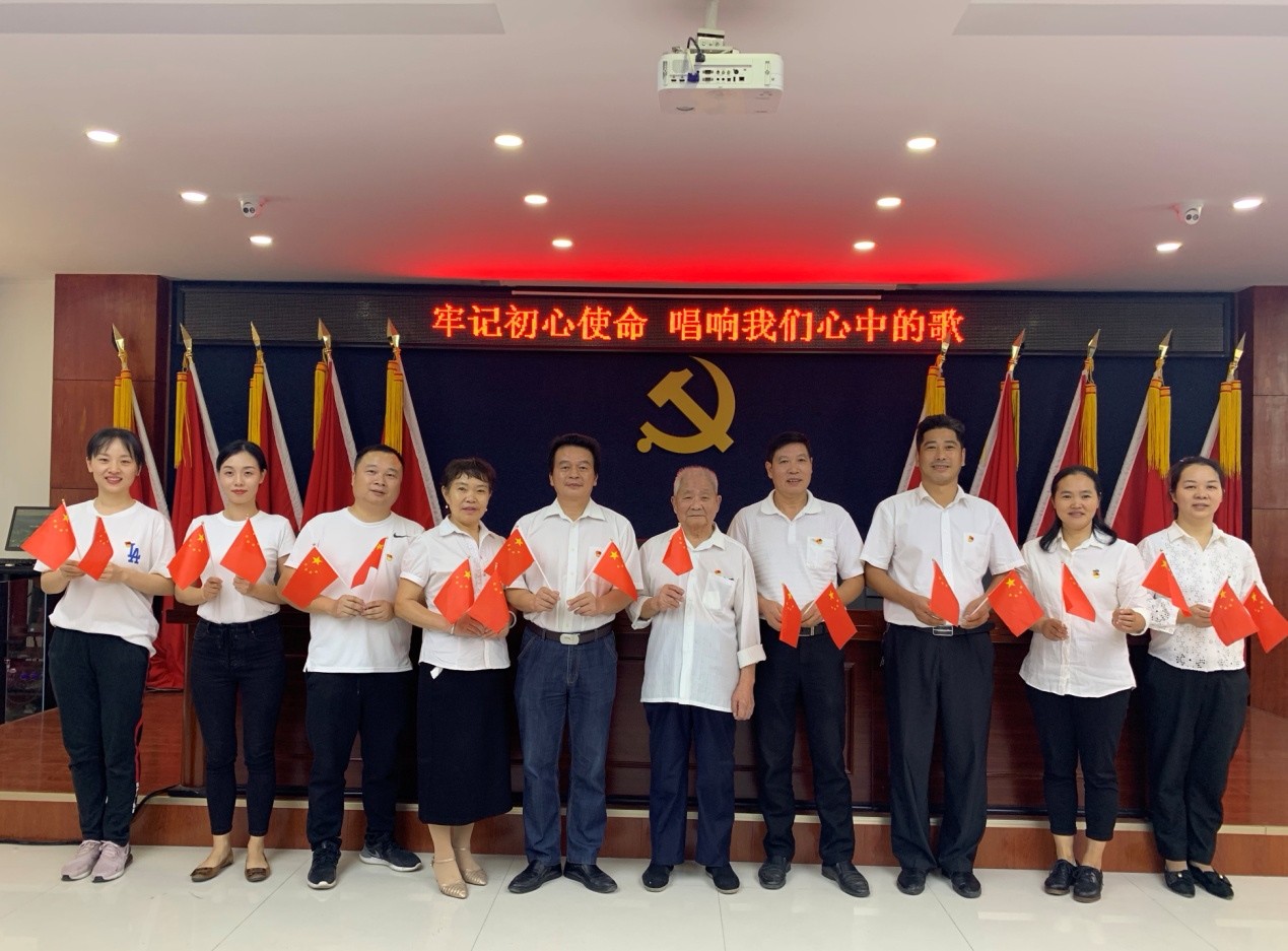 老“地下党员”谭学文与社区工作人员一同唱红歌1.jpg 老“地下党员”谭学文与社区工作人员一同唱红歌1.jpg