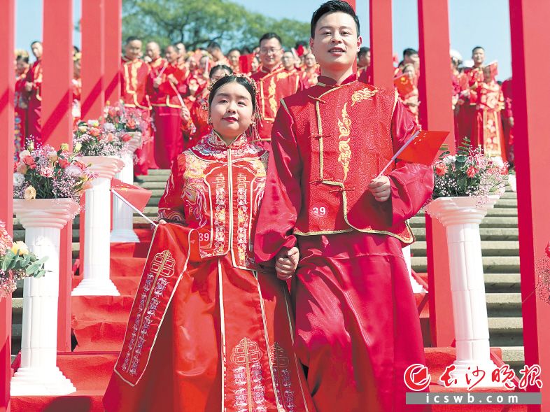 　　橘子洲　　新人祝福祖国。