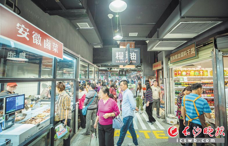 　　↑结合“一圈两场三道”建设，芙蓉区今年将实现15分钟生活圈全覆盖。图为今年开业的今朝星市集智慧农贸市场。