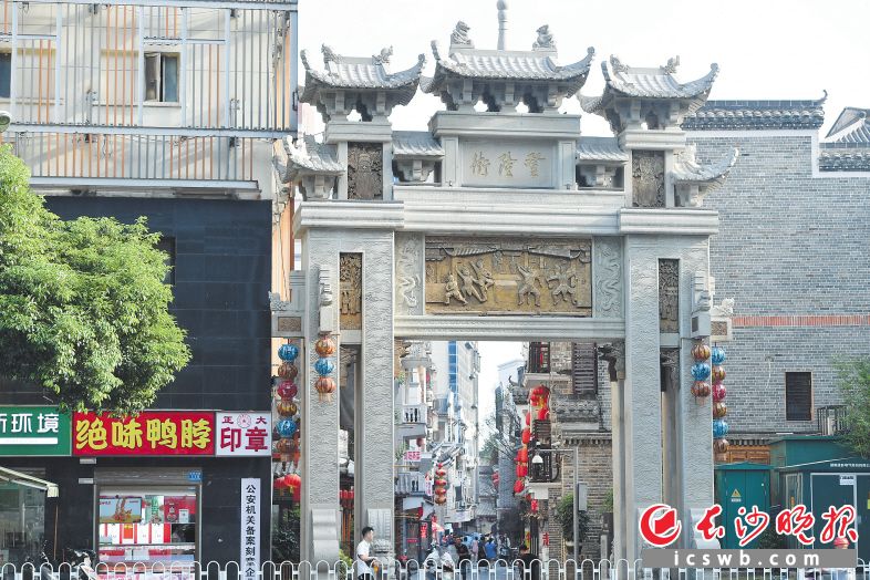　　经过有机更新，如今的白果园化龙池片区浓浓古韵与周边繁华相映衬，演绎别样风情。