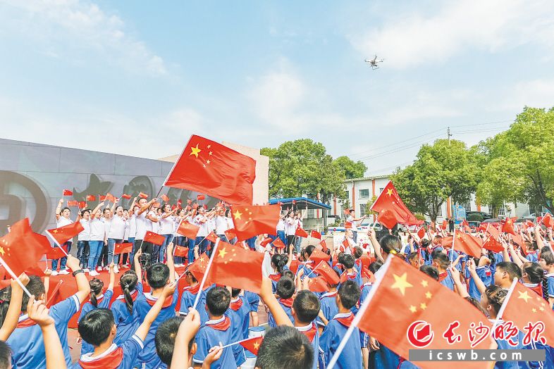 　　天心区披塘小学　　师生载歌载舞，共同庆祝新中国成立70周年。