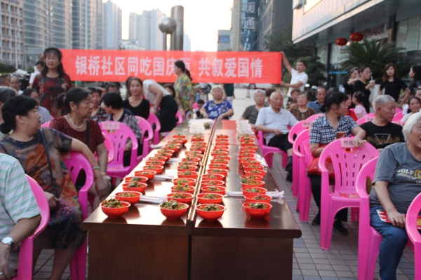 同吃国庆面 共叙爱国情(1).jpg
