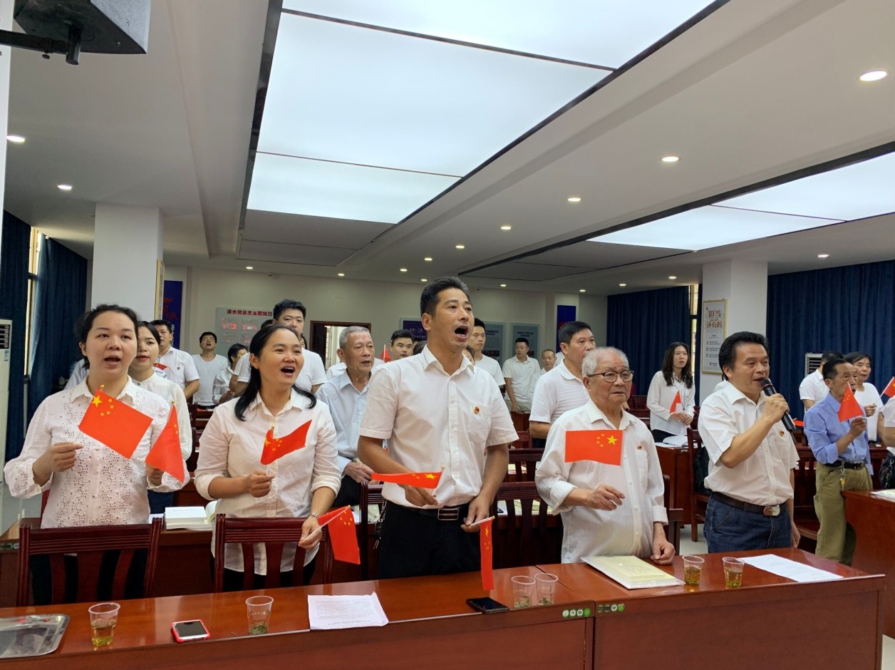 老“地下党员”谭学文与党员一同共唱《歌唱祖国》11.jpg 老“地下党员”谭学文与党员一同共唱《歌唱祖国》11.jpg