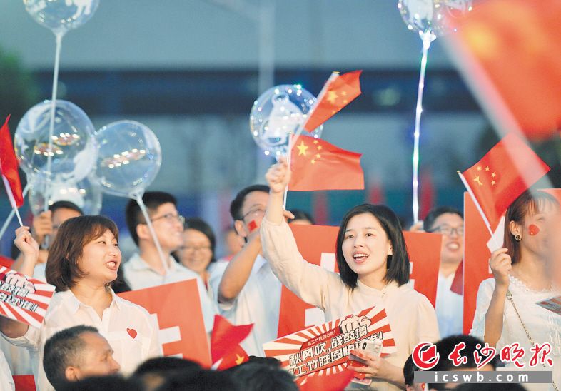　　长沙经开区　　在一家企业举行的晚会上，员工们为祖国喝彩。