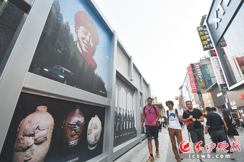 　　雕塑、视频、涂鸦、绘画在黄兴南路步行商业街进行艺术的多样化表达。