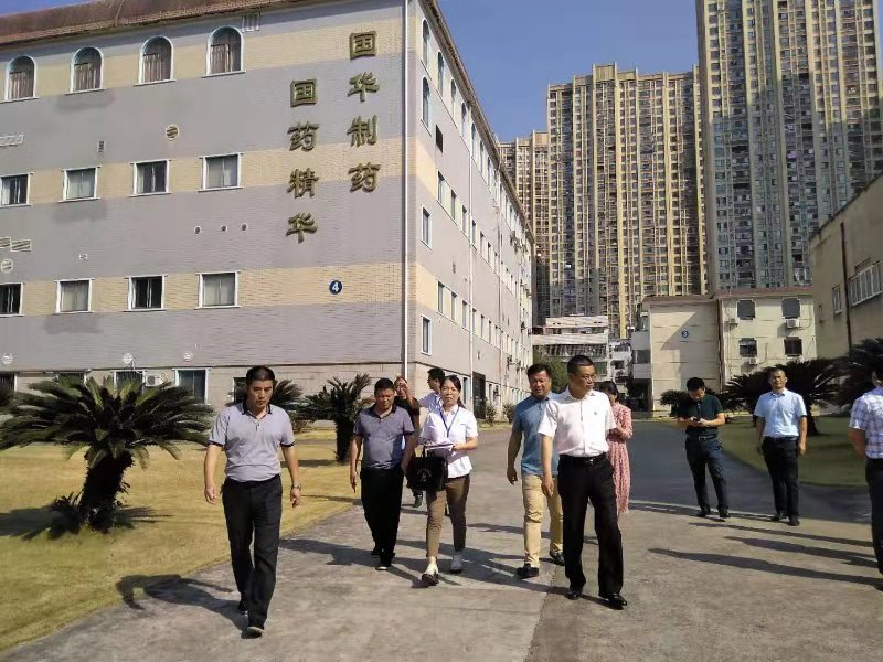在国华制药厂，李雪龙一行人了解生产情况.jpg