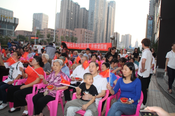 挥动小国旗 同吃国庆面(1).jpg