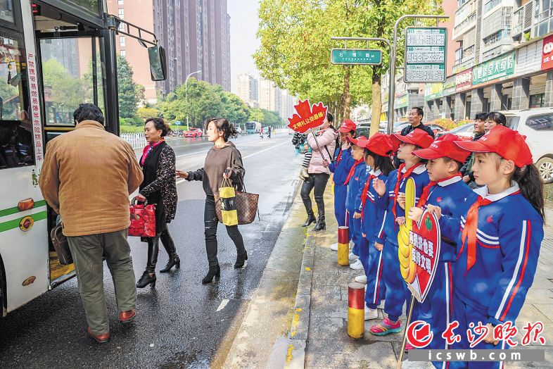 　　雨花积极打造文明高地、倡导奉献精神，崇德尚礼、文明守望在雨花蔚然成风。陈飞 摄