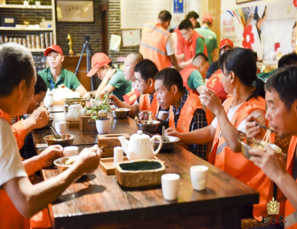 环卫工人齐聚一堂同吃“国庆面”(1).jpg 环卫工人齐聚一堂同吃“国庆面”(1).jpg
