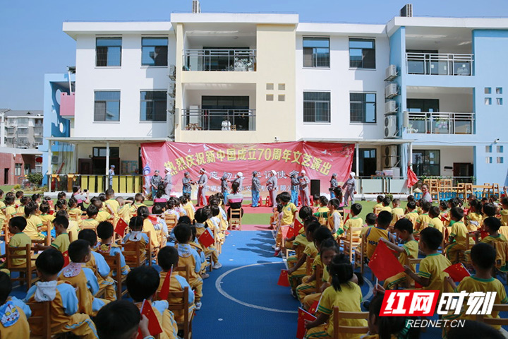 9月29日，张家界民族实验幼儿园举行“童心飞扬庆国庆 我与祖国共成长”文艺演出。活动现场，张家界红色之声艺术团的叔叔伯伯们表演了《十送红军》《红星伴我去战斗》《马桑树儿搭灯台》等革命歌舞。为孩子们送上了红色文化大餐。全体师生和演职人员共同祝愿我们伟大的祖国繁荣昌盛。祝愿我们可爱的孩子们健康快乐的成长！（摄影 覃朝霞）