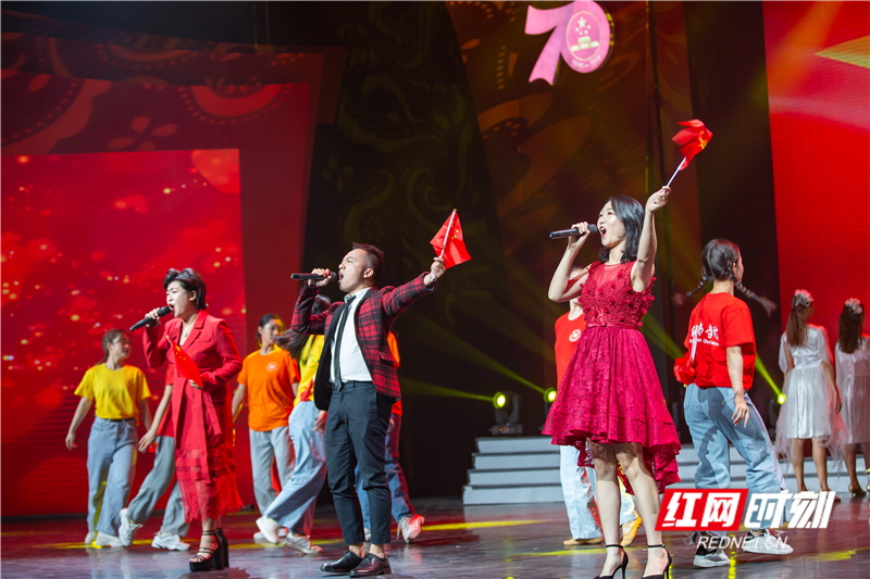 青年歌手们用串烧《红旗飘飘》表达了拳拳爱国之心和献礼新中国70华诞的报国之情。