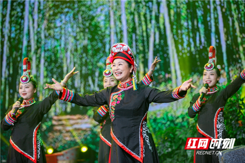 畲族女生表演唱《山歌歌》，表达了畲族人民过上幸福生活后，不忘党恩，用歌声祝愿祖国繁荣昌盛。