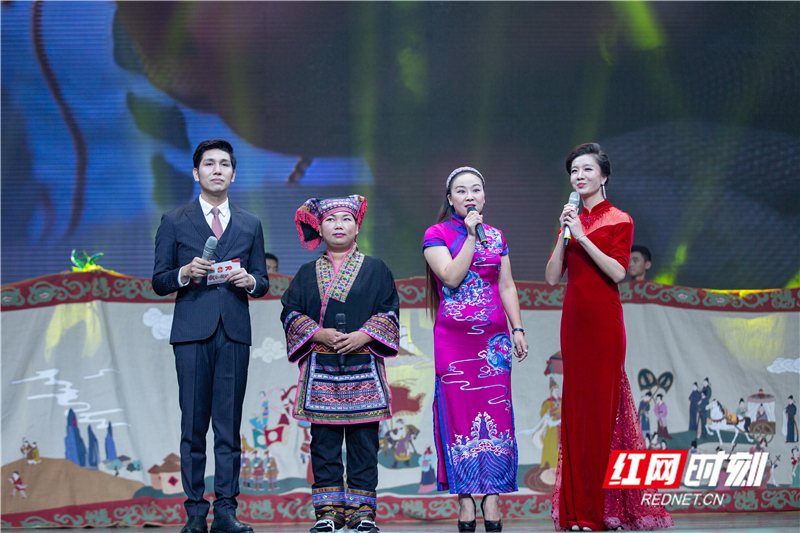 省级非物质文化遗产——大布江拼布绣的传承人何娟带来巨幅拼布作品献礼祖国。