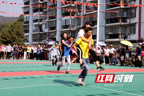 武陵源：索溪峪街道载歌载舞庆国庆