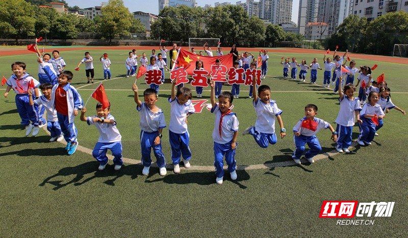 祖国的花朵表白祖国：我爱五星红旗，我与国旗合影