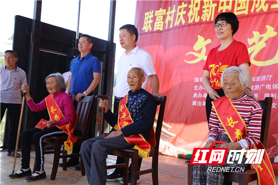 慈利龙潭河镇联富村文艺演出献礼新中国成立70周年