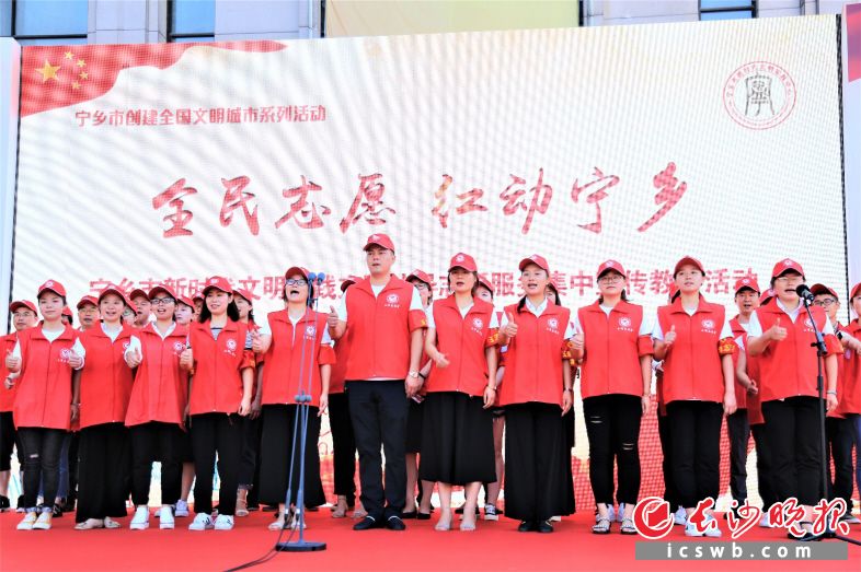 　　新时代文明实践活动的志愿者，成为宁乡一道最美风景线。张进良 摄