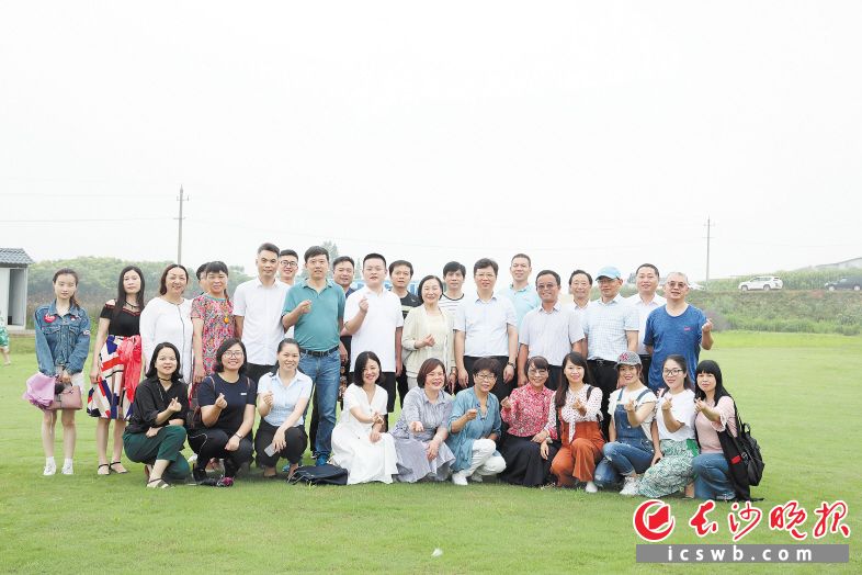 宁乡市工信局党组书记、局长胡君安组织企业家代表,开展丰富多彩的交流活动。