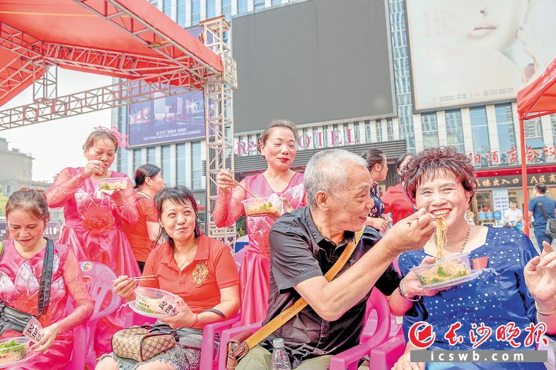 　　一碗碱面，拌上芝麻酱、花生、榨菜，香喷喷地端到老人们手中。9月29日，在芙蓉区朝阳宇成广场，百位老人同食“国庆面”，为新中国庆生。　　长沙晚报全媒体记者 周游 通讯员 彭裕田 摄影报道