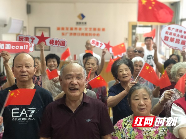 4党员群众手举鲜艳的小国旗一同放声高歌.jpg