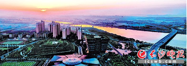 大数据智能化运用，为城市增添了无限活力。图为朝阳照耀下的宁乡城，一切都显得生机蓬勃。毛伟静 摄