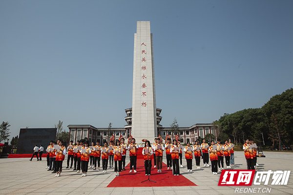 长沙理工大学的学子带来朗诵《缅怀烈士陈林》.jpg