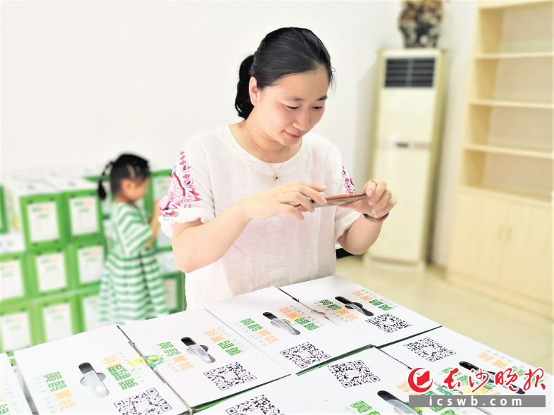　　消费者在购买黄鹤黄桃时，用手机扫二维码可以溯源。　　姜润辉 摄