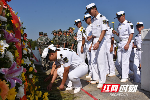 永州社会各界代表相继走到纪念碑前献上鲜花。.jpg
