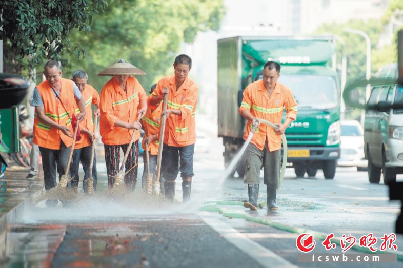 　　长沙市容保洁进入常态化，主城区清扫保洁基本实现100%全覆盖。黄启晴 摄