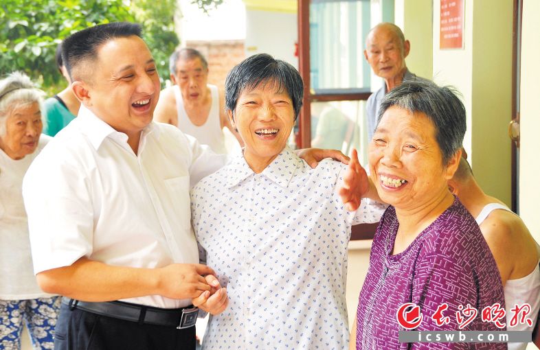 　　←在长沙县青松老年公寓，老人们颐养天年，自得其乐。均为 章帝 摄