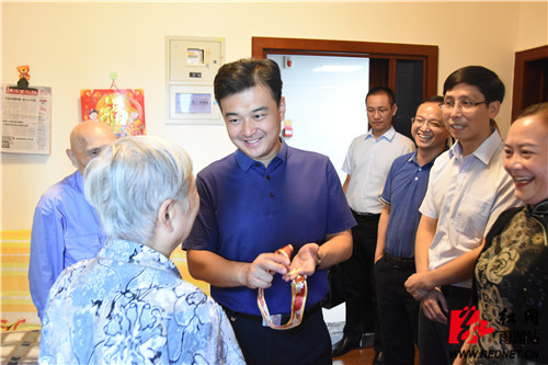 白云峰走访慰问雨湖区离退休干部代表