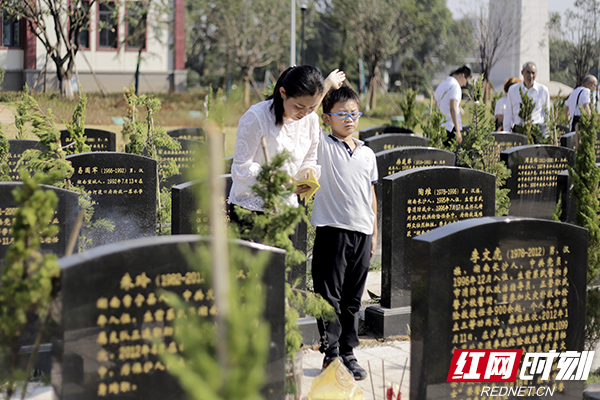 致敬英烈，给烈士献花.JPG