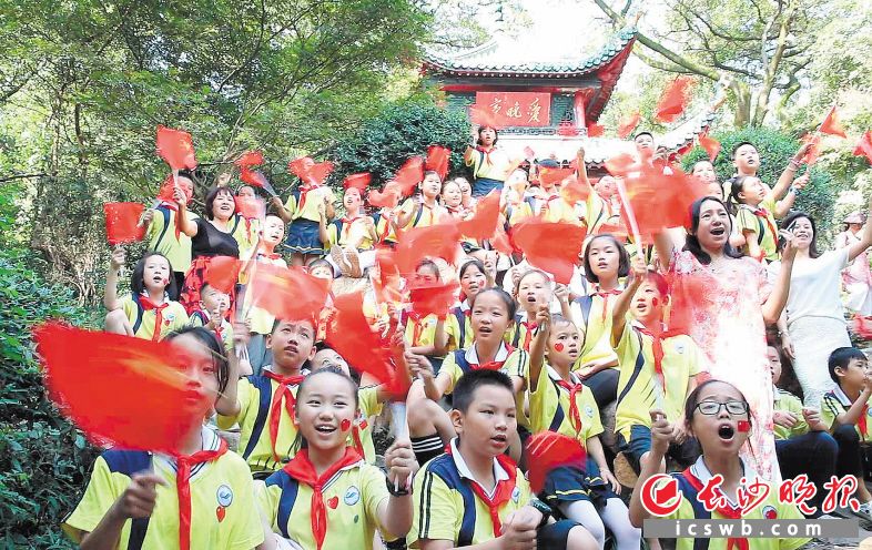 　　“我和我的祖国，一刻也不能分割……”9月29日，岳麓区溁湾路小学的师生们来到东方红广场毛泽东铜像前，踏寻红色足迹；来到爱晚亭，唱起爱国歌曲。       　　长沙晚报全媒体记者 贺文兵 通讯员 刘云志 摄影报道