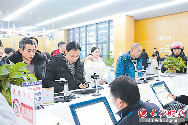 　　居民在市民之家办理业务。